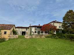 Vaste Demeure de Village du XVIII avec 9 Chambres, Piscine au Sel & Vue Pyrénées